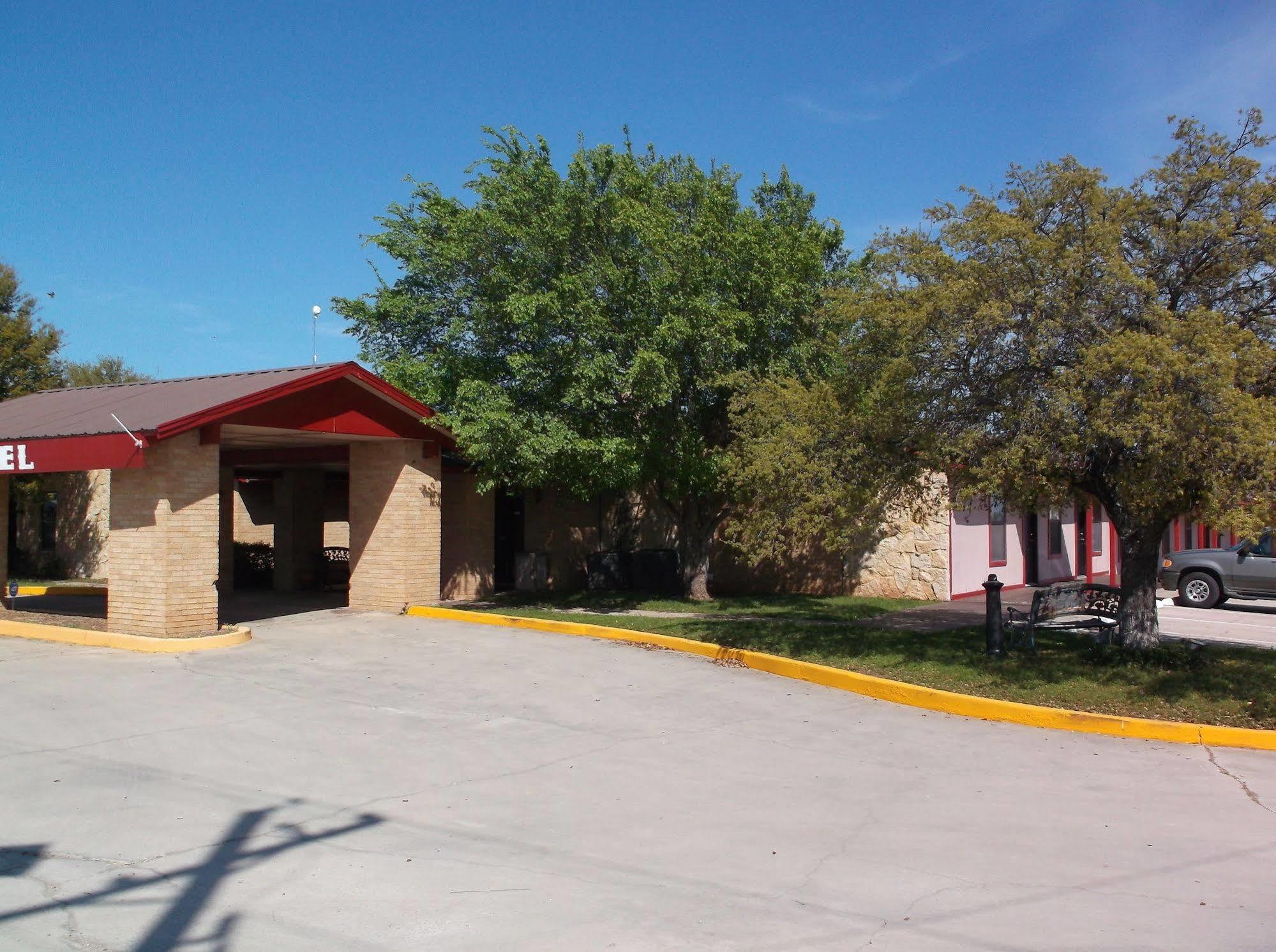 Four Horseman Travel Lodge Pilot Point Exterior photo